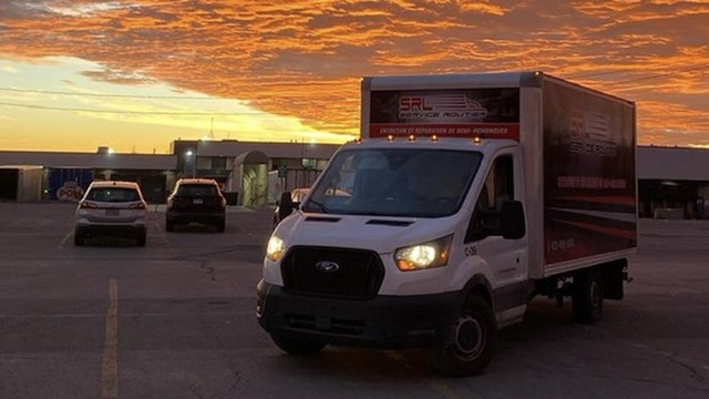 Camion SRL au coucher du soleil