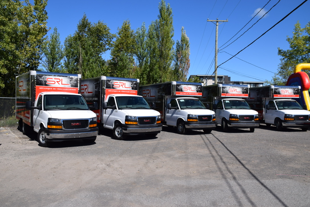Rangée de camions de service SRL