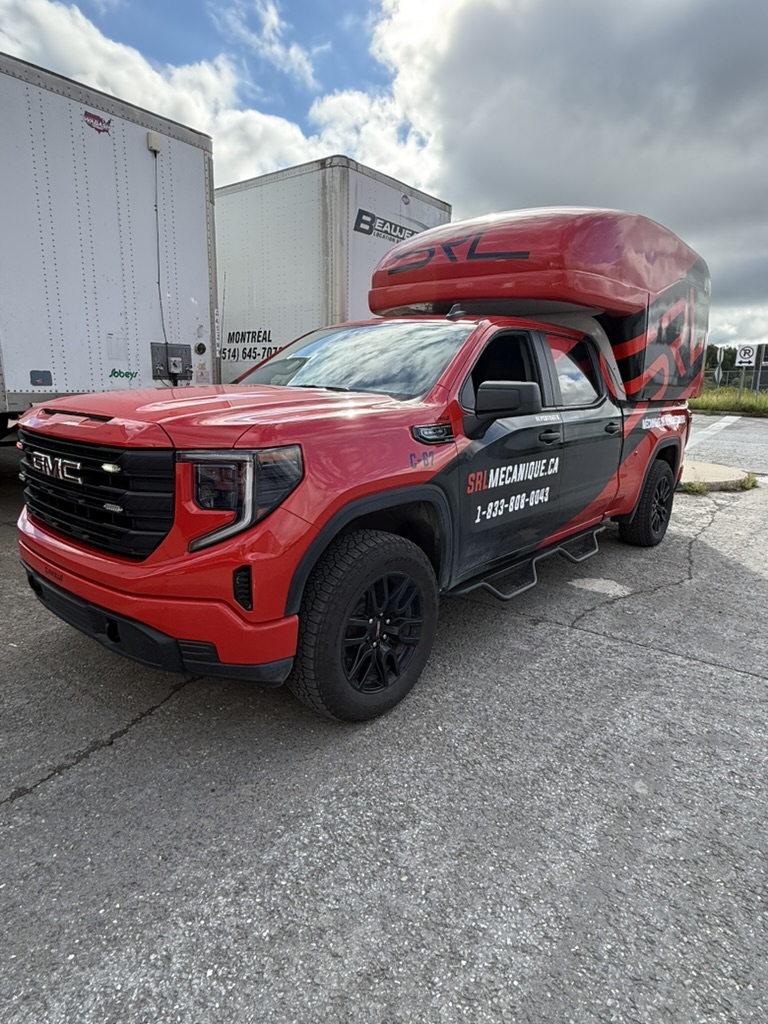 Camion SRL dans une cour