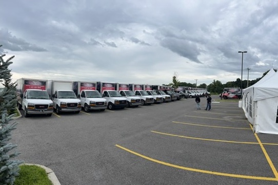 Camions mobiles dans la cour